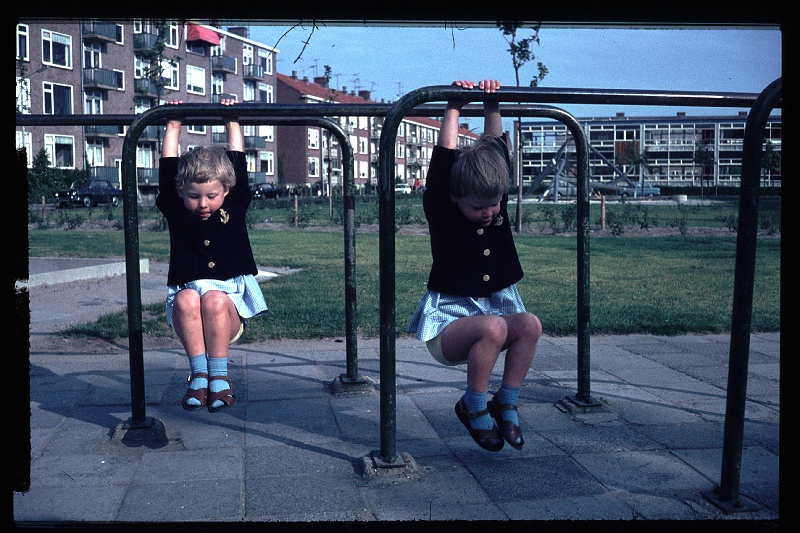 07.Delft jun 1966 Brigitte,Marion.JPG
